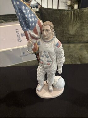 Lladró Porcelain Astronaut Figurine with American Flag The Apollo Landing w/box